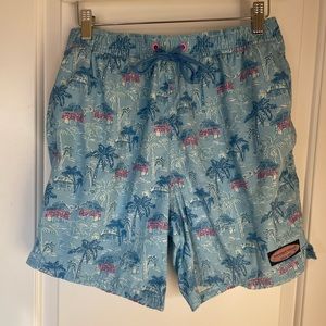 Men’s vineyard vines swim trunks. Size small